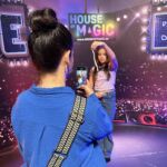 Ein Kind führt auf der magischen Bühne im House of Magic einen Zaubertrick vor und wird dabei mit dem Smartphone gefilmt.