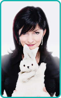 Zauberin Michelle Spillner Zauberkünstlerin Michelle Spillner mit ihrem weißen Stoffhasen.